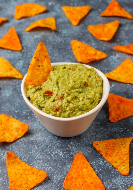 Foto gratuita salsa de guacamole caliente casera fresca con nachos, vista superior