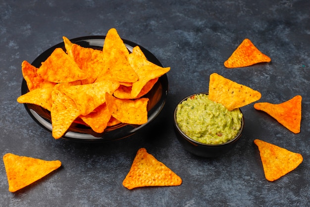 Salsa de guacamole caliente casera fresca con nachos, vista superior