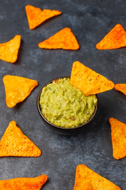 Foto gratuita salsa de guacamole caliente casera fresca con nachos, vista superior