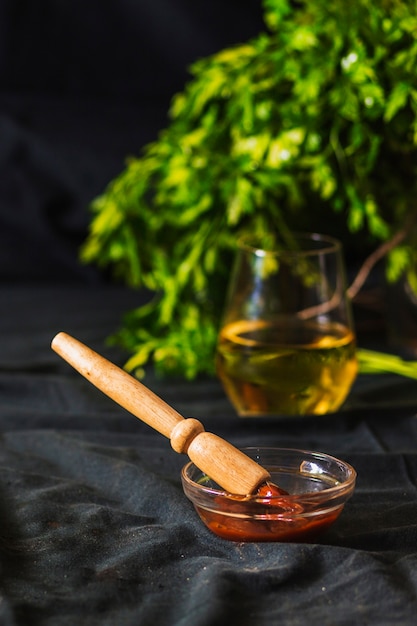 Foto gratuita salsa de inmersión en un tazón con un cepillo de madera en la mesa