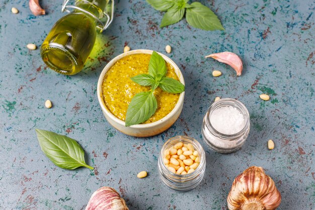 Salsa de pesto de albahaca italiana con ingredientes culinarios para cocinar.