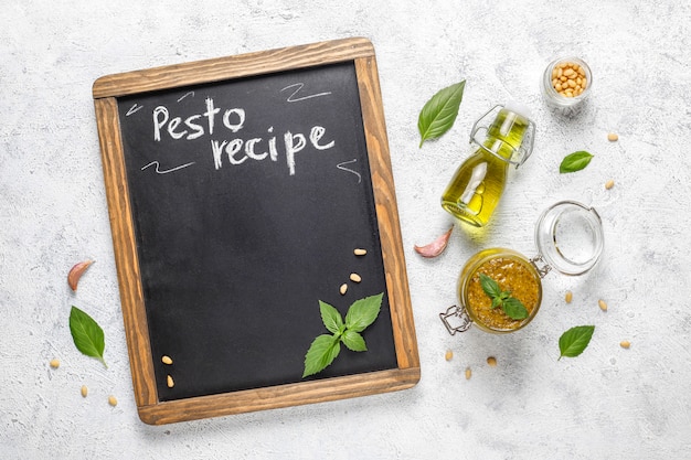Salsa de pesto de albahaca italiana con ingredientes culinarios para cocinar.