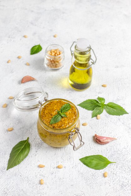 Salsa de pesto de albahaca italiana con ingredientes culinarios para cocinar.