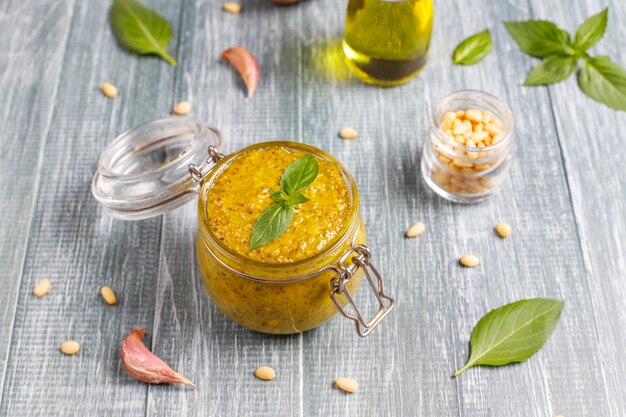 Salsa de pesto de albahaca italiana con ingredientes culinarios para cocinar.