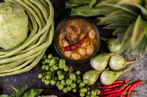 Salsa de pollo y albóndigas con berenjena, ají, frijoles, repollo y berenjena.