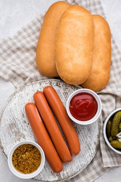 Salsa, salchichas y bollos planos laicos