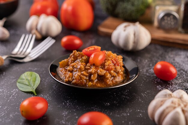 Salsa para sofreír espaguetis o sofreír macarrones en un plato negro.