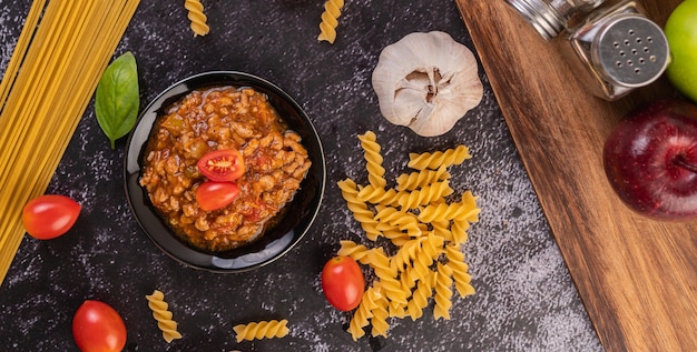 Salsa para sofreír espaguetis o sofreír macarrones en un plato negro.