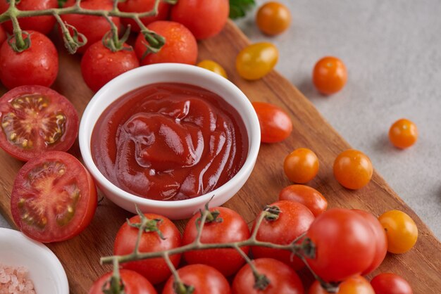 salsa de tomate con ajo y hojas verdes vibrantes de la planta de perejil italiano.