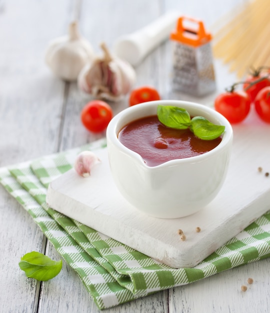 Salsa de tomate en un bol blanco