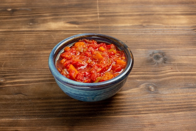 Salsa de tomate vista frontal deliciosa con verduras en espacio marrón