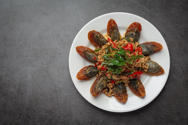 Salteado de albahaca frita con huevo picante del siglo Servido con arroz al vapor y salsa de pescado con chile, comida tailandesa.