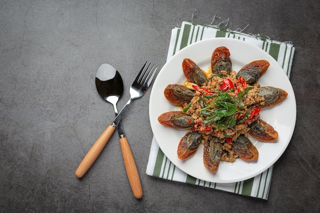 Salteado de albahaca frita con huevo picante del siglo Servido con arroz al vapor y salsa de pescado con chile, comida tailandesa.