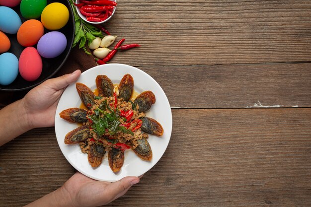 Salteado de albahaca frita con huevo picante del siglo Servido con arroz al vapor y salsa de pescado con chile, comida tailandesa.