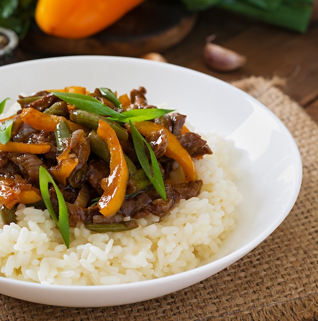 Salteado de carne con pimientos, judías verdes y arroz