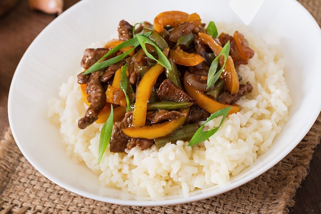 Salteado de carne con pimientos, judías verdes y arroz