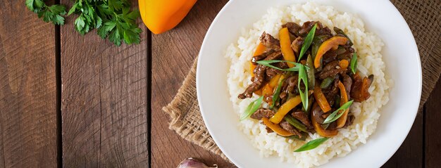 Salteado de carne con pimientos, judías verdes y arroz