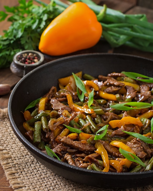 Salteado de carne con pimientos y judías verdes