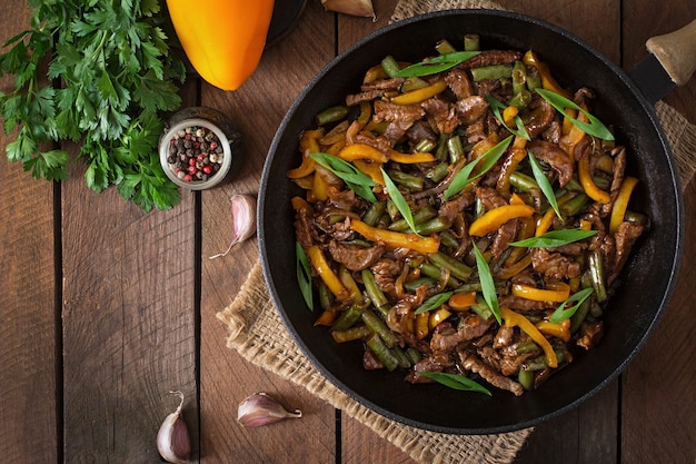 Salteado de carne con pimientos y judías verdes