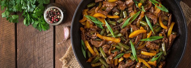 Salteado de carne con pimientos y judías verdes