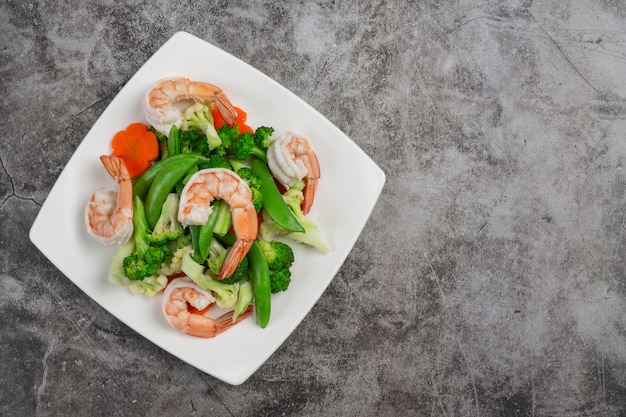 Salteado de verduras mixtas con camarones.