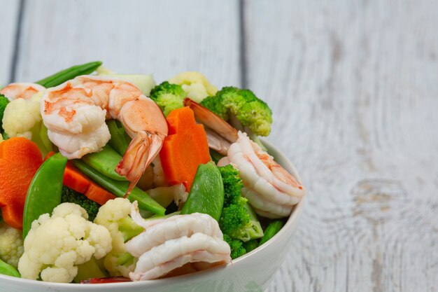 Salteado de verduras mixtas con camarones.