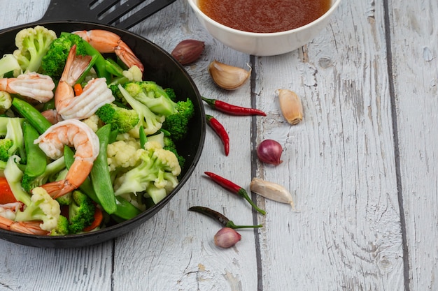 Salteado de verduras mixtas con camarones.