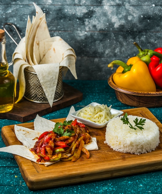 saltear el pollo con pimientos servidos con arroz y queso rallado