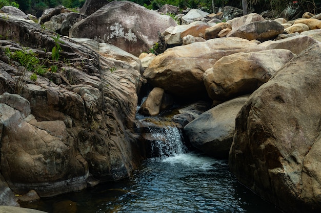 Salto de acantilados de las cascadas de Ba Ho en la provincia de Khanh Hoa, Vietnam