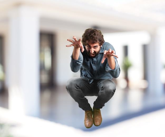 Foto gratuita salto del hombre joven. expresión de preocupación