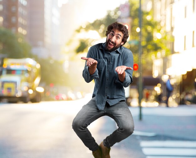 Salto del hombre joven loco. la expresión feliz