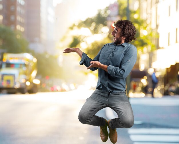 Salto del hombre joven loco. la expresión feliz