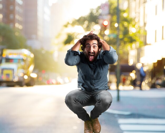 Salto del hombre joven loco. la expresión feliz