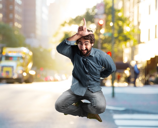 Foto gratuita salto del hombre joven loco. la expresión feliz