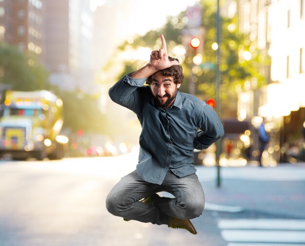 Salto del hombre joven loco. la expresión feliz