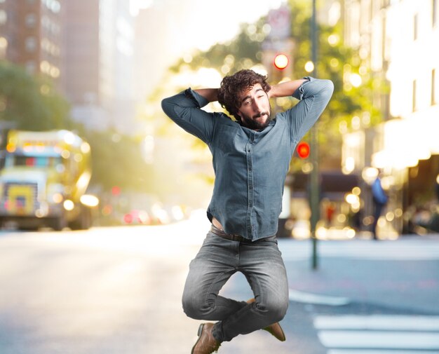 Foto gratuita salto del hombre joven loco. la expresión feliz