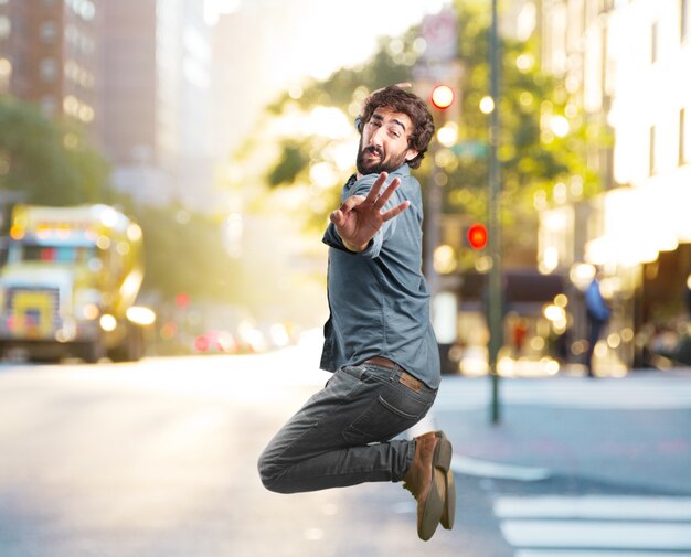 Foto gratuita salto del hombre joven loco. la expresión feliz