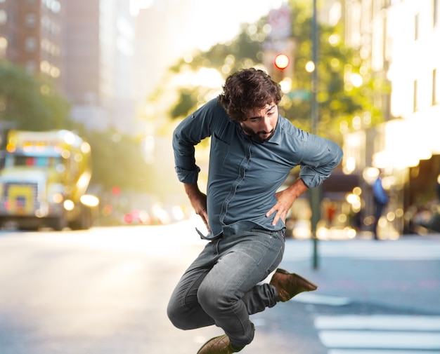 Salto del hombre joven loco. la expresión feliz