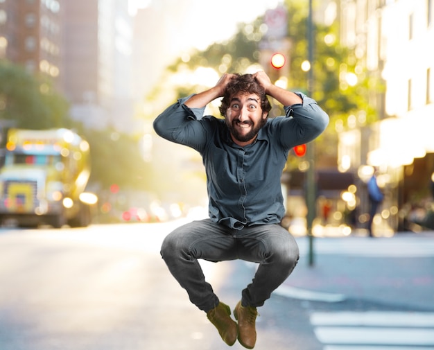 Salto del hombre joven loco. la expresión feliz