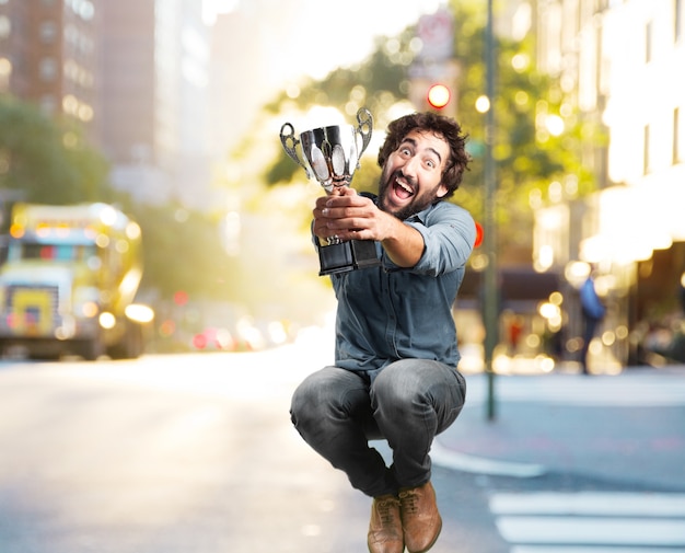 Foto gratuita salto del hombre joven loco. la expresión feliz