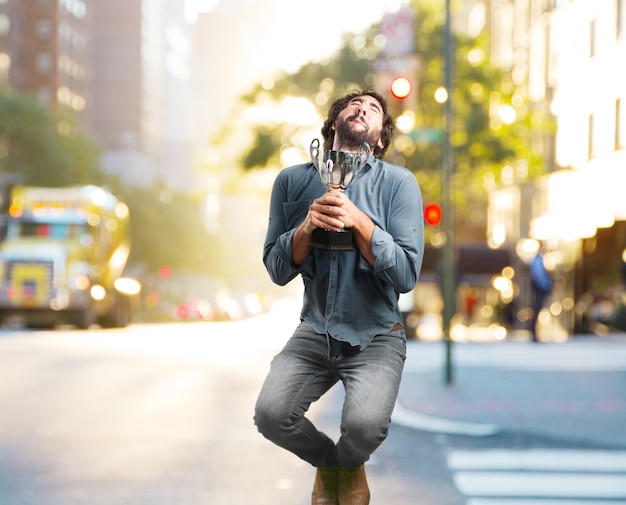 Foto gratuita salto del hombre joven loco. la expresión feliz