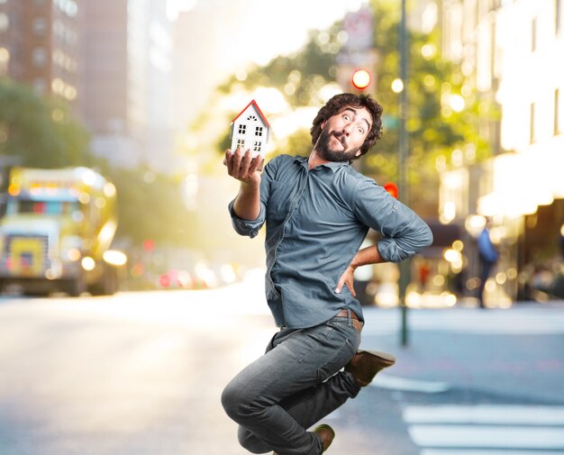 Salto del hombre joven loco. la expresión feliz