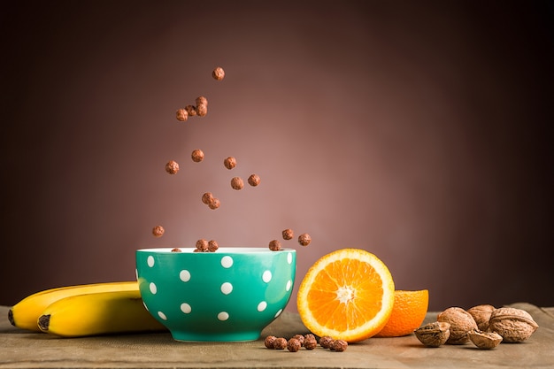 Saludable desayuno casero de muesli, manzanas, frutas frescas y nueces