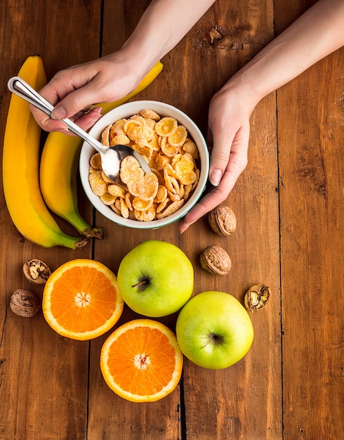 Saludable desayuno casero de muesli, manzanas, frutas frescas y nueces