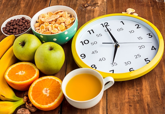 Saludable desayuno casero de muesli, manzanas, frutas frescas y nueces