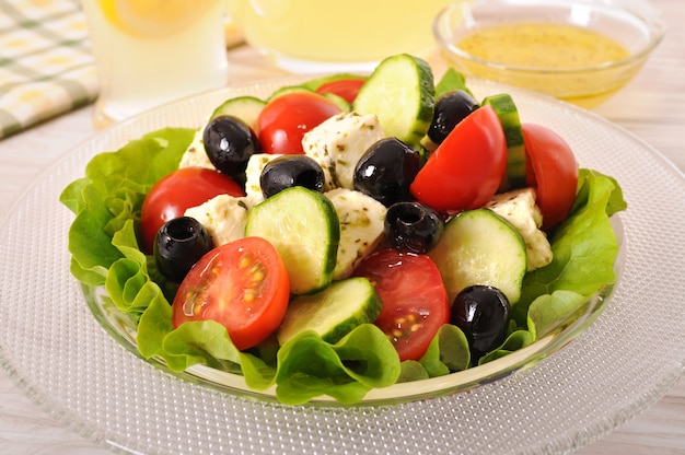 Saludable ensalada griega en un plato de vidrio