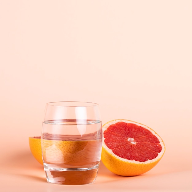 Saludable fruta deliciosa con vaso de agua