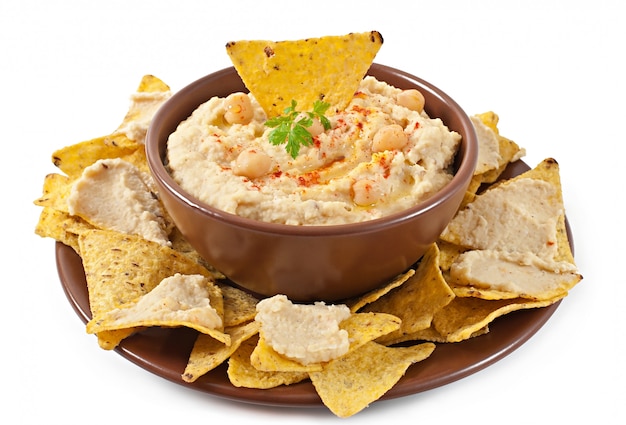 Foto gratuita saludable hummus casero con aceite de oliva y chips de pita