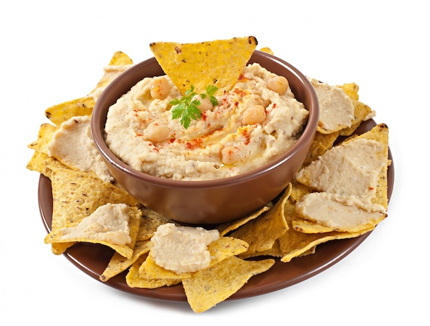 Saludable hummus casero con aceite de oliva y chips de pita