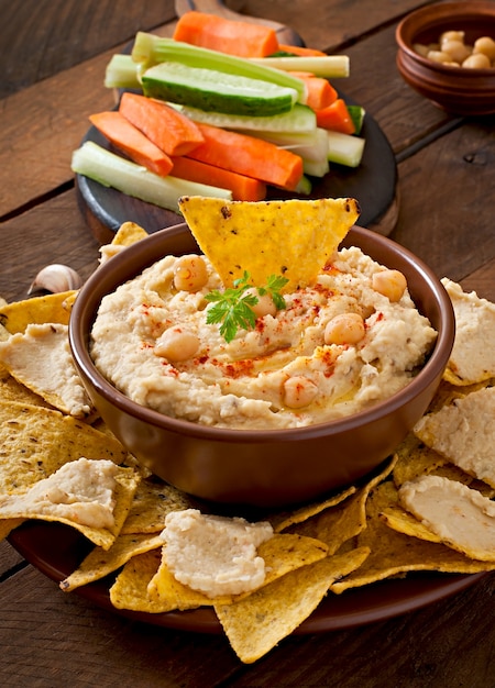 Foto gratuita saludable hummus casero con aceite de oliva y chips de pita